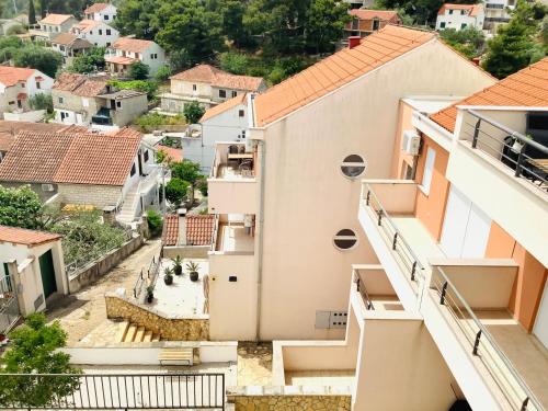 uma vista aérea de uma cidade com edifícios em Apartments Dante Domus Aurea em Milna