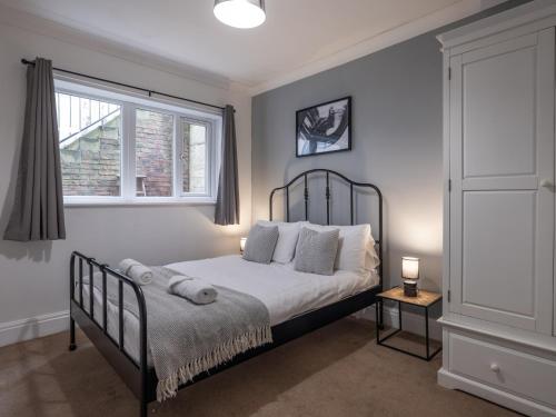 - une chambre avec un lit et une fenêtre dans l'établissement Spacious City Sanctuary, à Newcastle upon Tyne