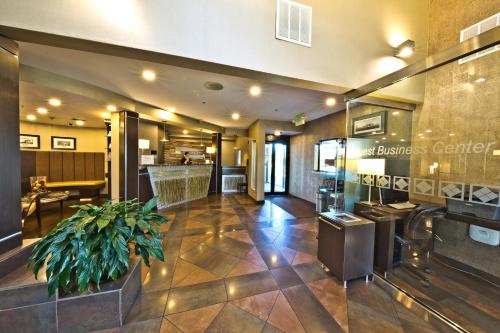 a lobby of a salon with a potted plant at Hotel Strata in Mountain View