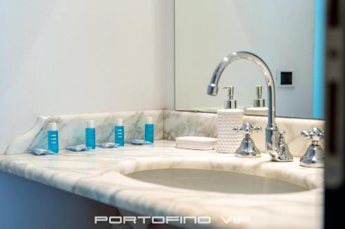 PortofinoVip by PortofinoVip في بورتوفينو: مغسلة الحمام فرش اسنان وصنبور