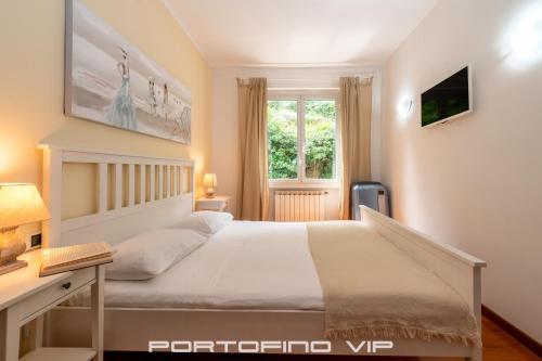 PortofinoVip by PortofinoVip في بورتوفينو: غرفة نوم بسرير كبير ونافذة