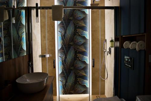 un baño con ducha y lavabo en Apartament Bulwary 3, en Oświęcim