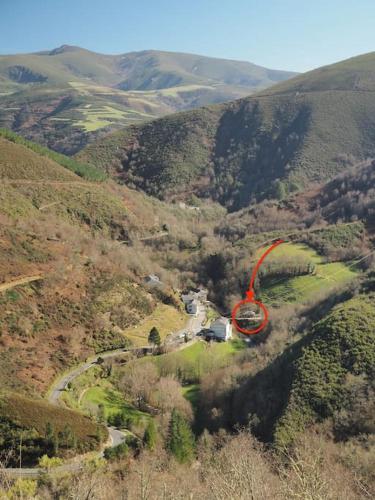 an aerial view of a house on a hill at O Recuncho de Doiras in Ferreiravedés