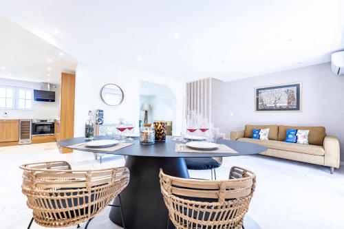 une cuisine et un salon avec une table et des chaises dans l'établissement Duplex dans les Pins, à Saint-Raphaël