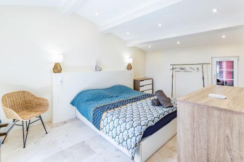 une chambre avec un lit, un bureau et une chaise dans l'établissement Duplex dans les Pins, à Saint-Raphaël