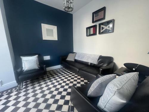 Guild Hall, sleeps 8 with parking in New Quayにあるシーティングエリア