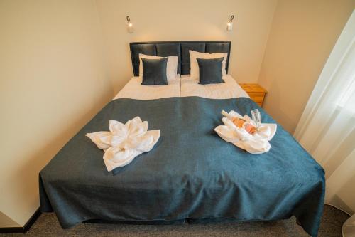 a bedroom with a bed with two flowers on it at Kuremaa Külalistemaja in Kuremaa