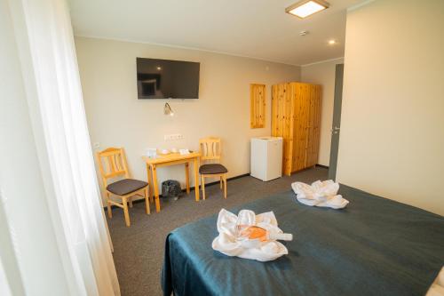 a room with a bed with two towels on it at Kuremaa Külalistemaja in Kuremaa