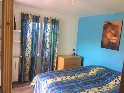 - une chambre avec un lit et une photo d'un lion dans l'établissement Relax, à Saint-Cyr-sur-Mer