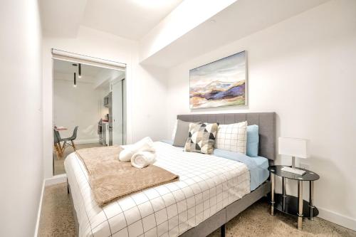 um quarto com uma cama num quarto em Stylish 2BR Condo in Proximity to City Center em Toronto