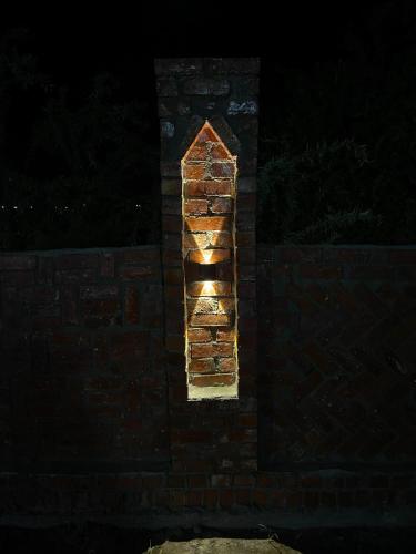 een stenen muur met 's nachts een licht erop bij Julia House in Luxor