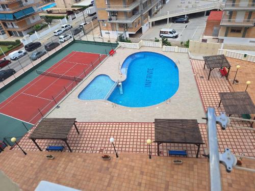 Вид на бассейн в Apartamento ideal familias или окрестностях