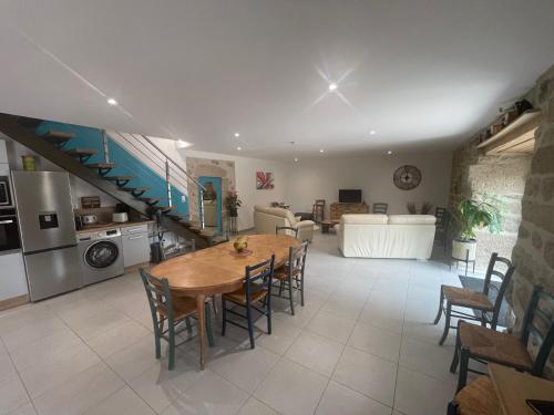 une cuisine et une salle à manger avec une table et des chaises dans l'établissement Ô pré de jade, à Saint-Pierre-Eynac
