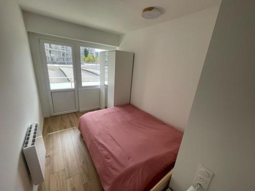 une petite pièce avec un lit et une fenêtre dans l'établissement M50 Marquer Jolie chambre, à Annemasse