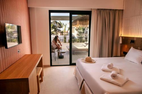um quarto de hotel com uma cama com toalhas em Hotel Santanyi Port em Cala Figuera