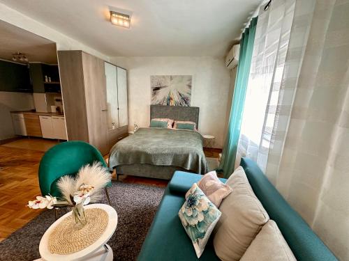 - un salon avec un canapé et un lit dans l'établissement Belgrade Apartment 1, à Zvezdara