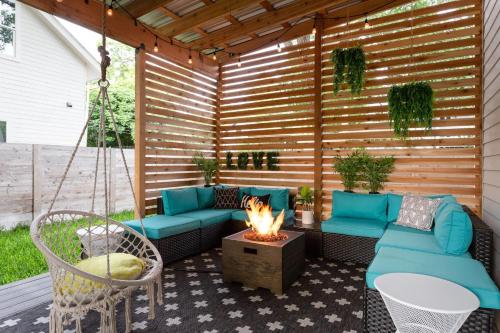 eine Terrasse mit einem Sofa und einer Feuerstelle in der Unterkunft Insa Worthy Two-Home Retreat - Fire Pit, Hot Tub in Austin