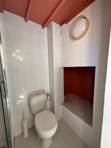 une petite salle de bain avec toilettes et miroir dans l'établissement Studio Cosy au cœur d’Aix et & Cours Mirabeau, à Aix-en-Provence