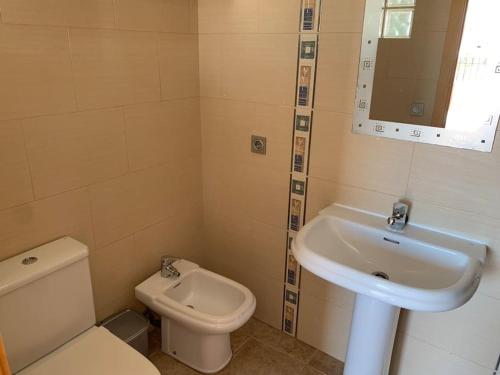 a bathroom with a sink and a toilet at Luminoso ático en centro ciudad - Alquiler de temporada in Puerto de Sagunto