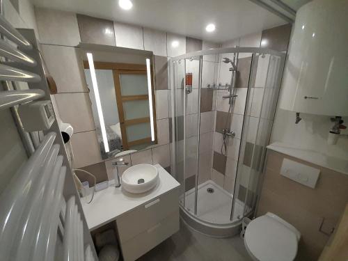 uma casa de banho com um chuveiro, um WC e um lavatório. em Studios Village Naturiste Port Venus Enigma & Studio Port Soleil Orchidée em Cap d'Agde