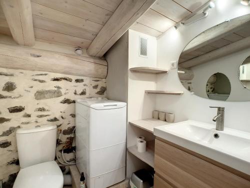 une salle de bain avec toilettes et lavabo dans l'établissement calme et vue, à Montvalezan