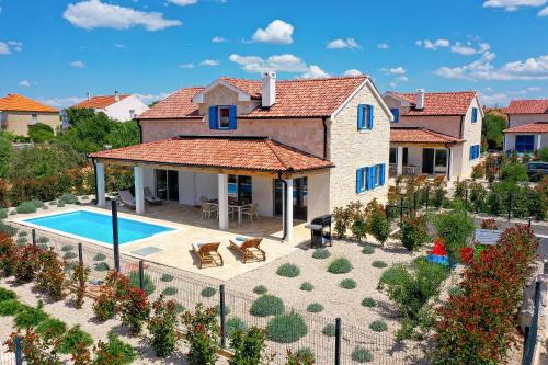 Papa's Court III Pasman Villa with pool