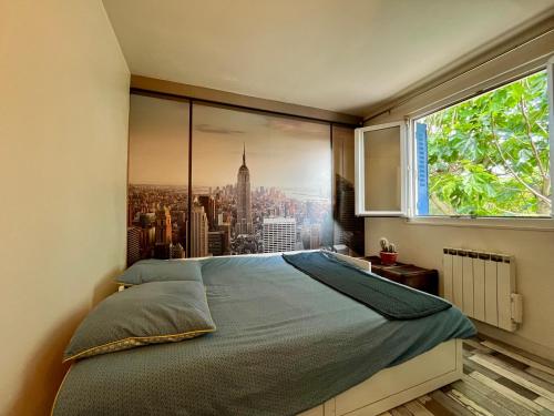 une chambre avec une fenêtre avec vue sur une ville dans l'établissement House Garden Paris, à Saint-Maurice