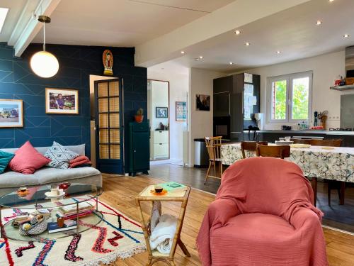 un salon avec un canapé et une table dans l'établissement House Garden Paris, à Saint-Maurice