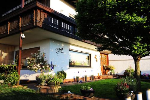 ein Haus mit einem Balkon an der Seite in der Unterkunft Ferienwohnung Rheinblick in Bingen am Rhein