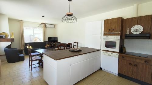 Køkken eller tekøkken på La Maison de la plage piscine chauffée et plage à 200 m