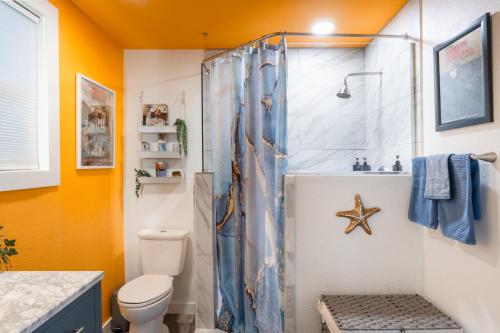 een badkamer met een douche en een toilet bij Amazing Backyard in Lively Area - BBQ & Firepit in Austin