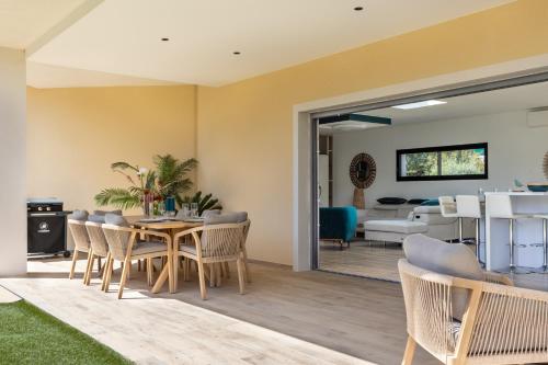une salle à manger et un salon avec une table et des chaises dans l'établissement Maison O Ciucciarella - Climatisée avec jacuzzi, à Grosseto-Prugna