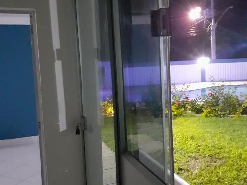 Taman di luar Apartamento 101 com vista da piscina e mar