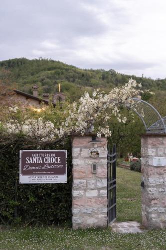 a gate with a bunch of flowers on top of it at Domus Laetitiae Santa Croce in Gualdo Tadino