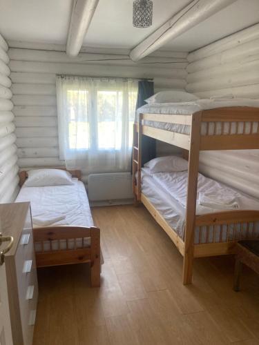 two bunk beds in a room with a window at Kliff Butiik Majutus & Restoran in Panga