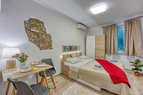 - une chambre avec un lit, une table et des chaises dans l'établissement Studio Katarina, à Rovinj