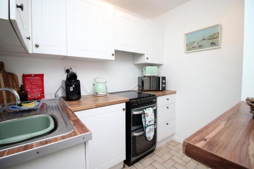Kuchyň nebo kuchyňský kout v ubytování Little Gem in the Mumbles! Fishermans Cottage with Log Burner, Dog friendly and Welcome Breakfast Hamper!