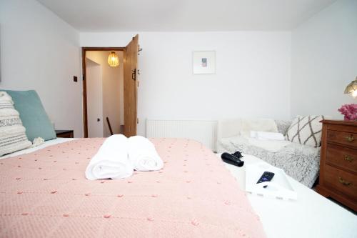 Postel nebo postele na pokoji v ubytování Little Gem in the Mumbles! Fishermans Cottage with Log Burner, Dog friendly and Welcome Breakfast Hamper!