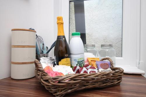 Nápoje v ubytování Little Gem in the Mumbles! Fishermans Cottage with Log Burner, Dog friendly and Welcome Breakfast Hamper!