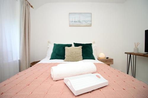 Postel nebo postele na pokoji v ubytování Little Gem in the Mumbles! Fishermans Cottage with Log Burner, Dog friendly and Welcome Breakfast Hamper!