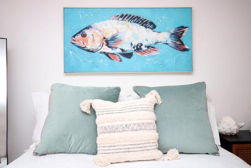 Postel nebo postele na pokoji v ubytování Little Gem in the Mumbles! Fishermans Cottage with Log Burner, Dog friendly and Welcome Breakfast Hamper!