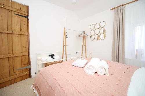 Postel nebo postele na pokoji v ubytování Little Gem in the Mumbles! Fishermans Cottage with Log Burner, Dog friendly and Welcome Breakfast Hamper!