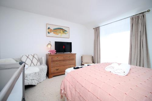 Postel nebo postele na pokoji v ubytování Little Gem in the Mumbles! Fishermans Cottage with Log Burner, Dog friendly and Welcome Breakfast Hamper!