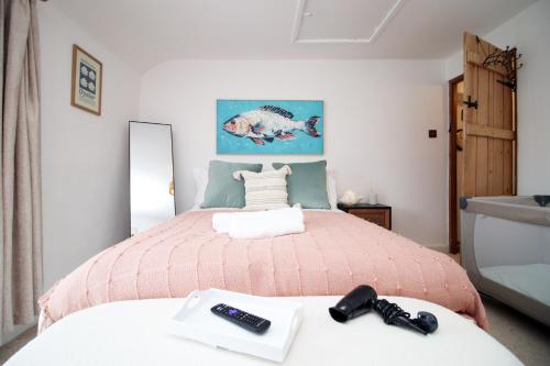 Postel nebo postele na pokoji v ubytování Little Gem in the Mumbles! Fishermans Cottage with Log Burner, Dog friendly and Welcome Breakfast Hamper!
