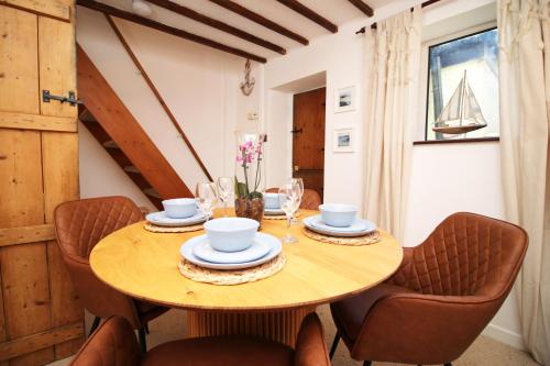 Posezení v ubytování Little Gem in the Mumbles! Fishermans Cottage with Log Burner, Dog friendly and Welcome Breakfast Hamper!