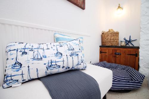 Postel nebo postele na pokoji v ubytování Little Gem in the Mumbles! Fishermans Cottage with Log Burner, Dog friendly and Welcome Breakfast Hamper!