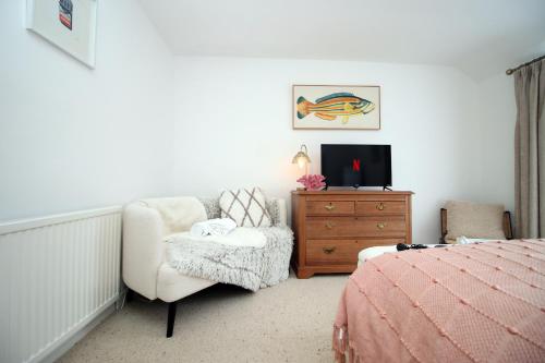 Postel nebo postele na pokoji v ubytování Little Gem in the Mumbles! Fishermans Cottage with Log Burner, Dog friendly and Welcome Breakfast Hamper!