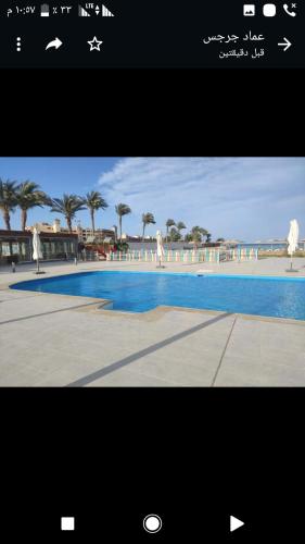 a picture of a swimming pool with palm trees at الغردقة in `Ezbet Bûgti