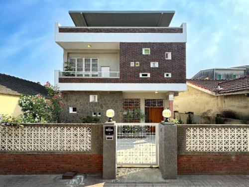 une maison avec une porte en face d'un bâtiment dans l'établissement 朗香洋房 法式老洋房 台南民宿684編號, à Anping