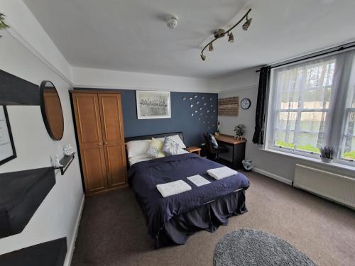 Sussex Lodge Guest House في سلاو: غرفة نوم بسرير ونافذة